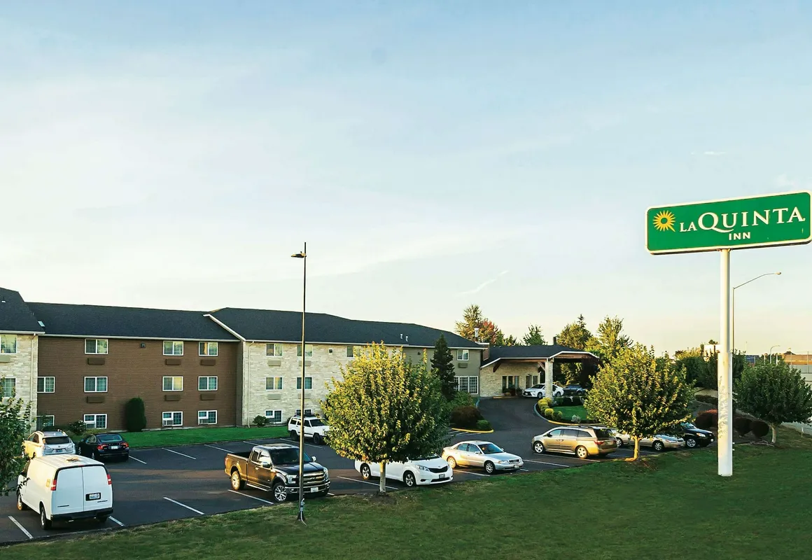 La Quinta Inn & Suites by Wyndham Woodburn hotel hero