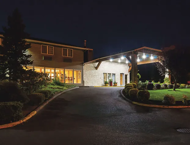 La Quinta Inn & Suites by Wyndham Woodburn hotel detail image 1