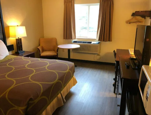 Super 8 by Wyndham Woodburn hotel detail image 4