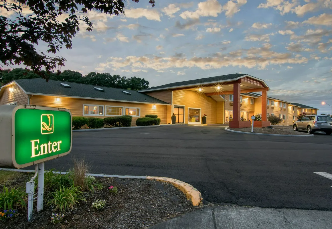 Quality Inn & Suites Albany Corvallis hotel hero