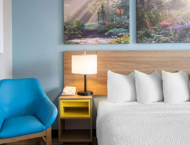 Days Inn by Wyndham Neenah hotel detail image 3
