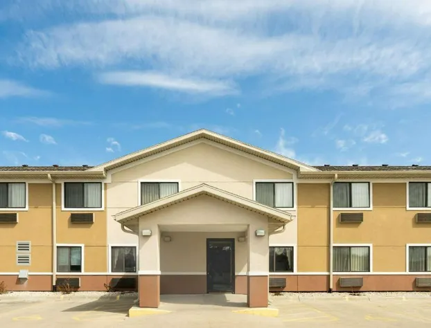 Super 8 by Wyndham Fond Du Lac hotel detail image 1