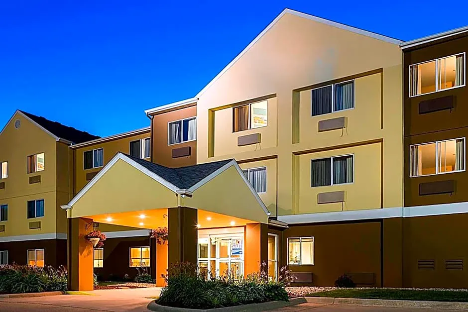 Wingate by Wyndham Oshkosh hotel hero