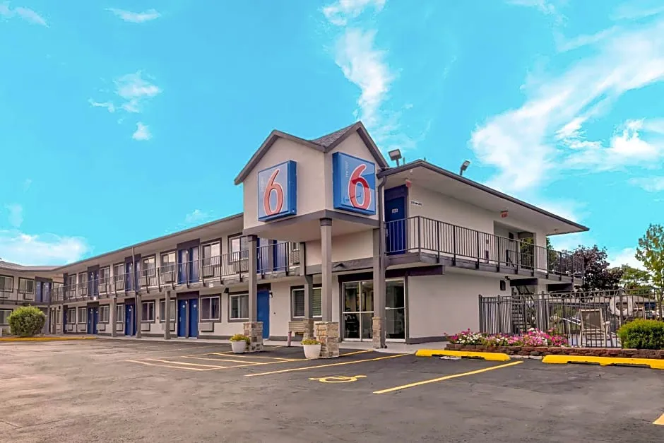 Motel 6 Oshkosh, WI hotel hero