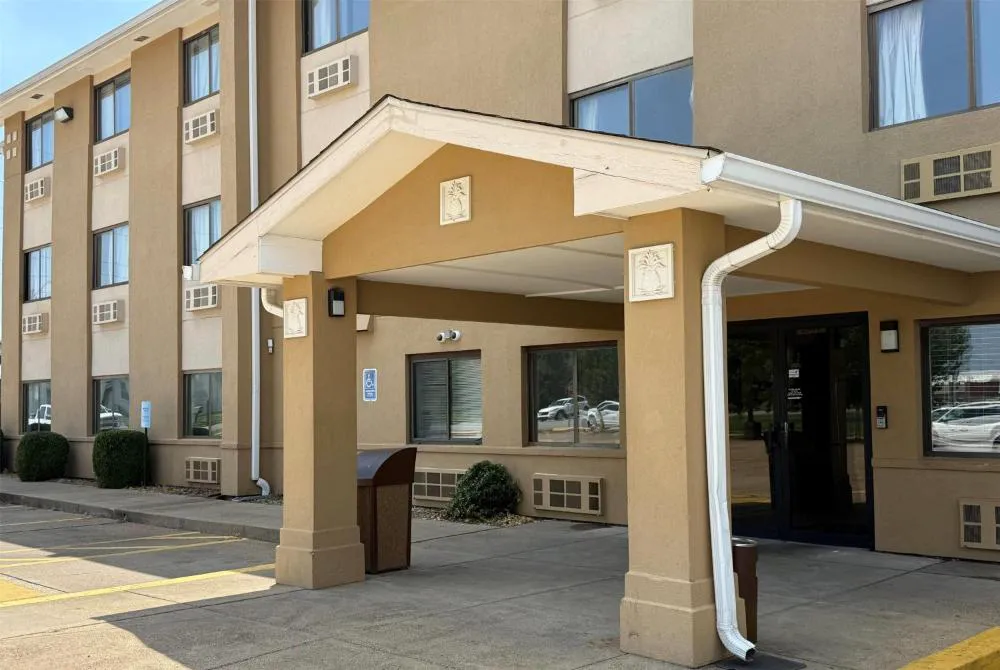 Super 8 by Wyndham Evansville East hotel hero