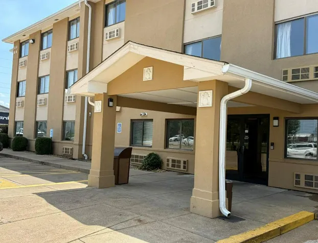 Super 8 by Wyndham Evansville East hotel detail image 1