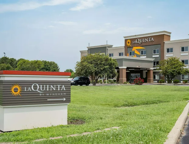 La Quinta Inn & Suites by Wyndham Evansville hotel detail image 1