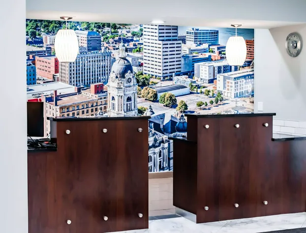 La Quinta Inn & Suites by Wyndham Evansville hotel detail image 3