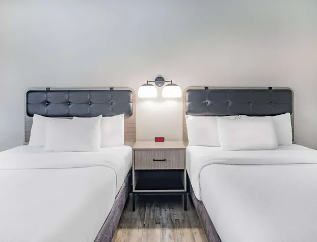 La Quinta Inn & Suites by Wyndham Evansville hotel detail image 4