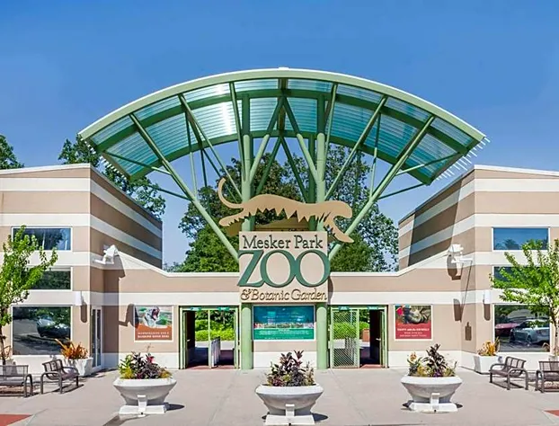 Super 8 by Wyndham Evansville North hotel detail image 2