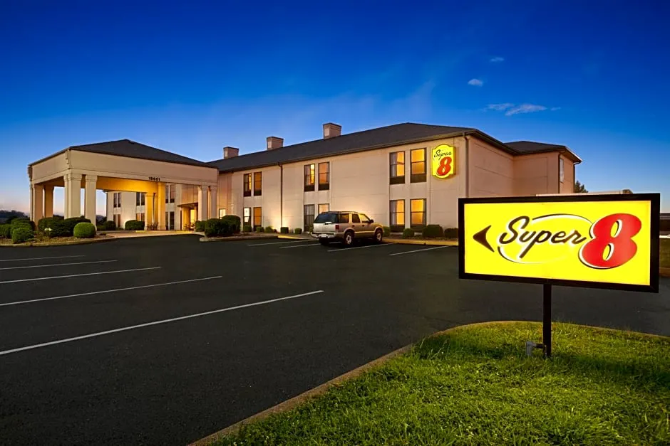 Super 8 by Wyndham Evansville North hotel hero