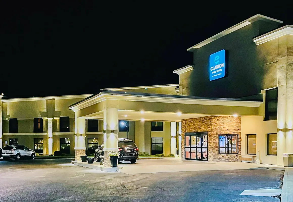 Clarion Inn & Suites Evansville Eastland Area hotel hero