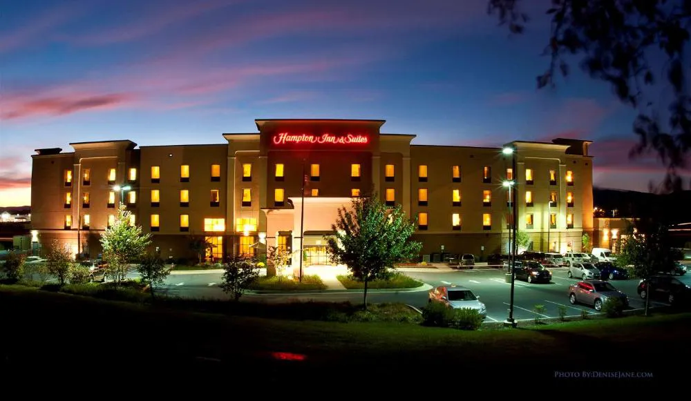 Hampton Inn & Suites Woodstock, VA hotel hero