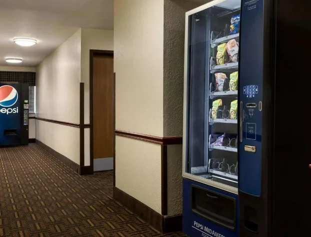 Super 8 by Wyndham Sikeston/Miner Area hotel detail image 4