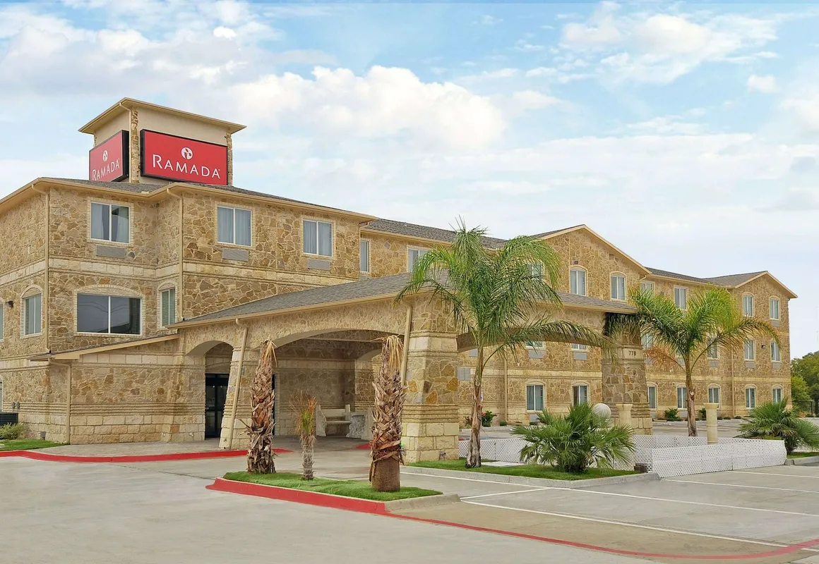 Ramada by Wyndham South Waco hotel hero