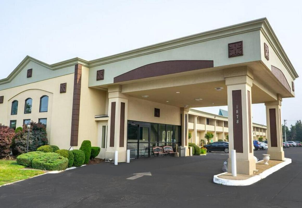 Riverview Inn & Suites hotel hero