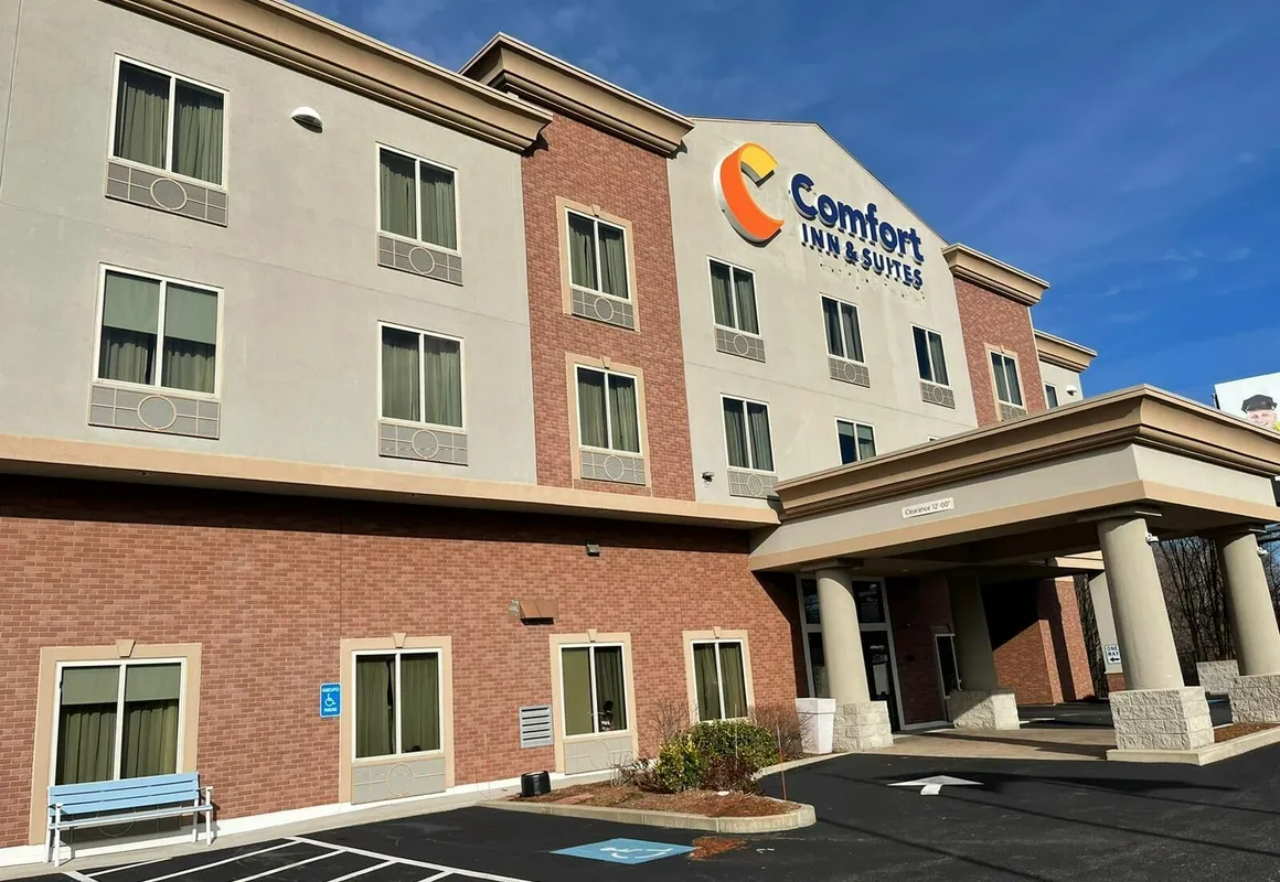 Comfort Inn & Suites Plainville-Foxboro hotel hero