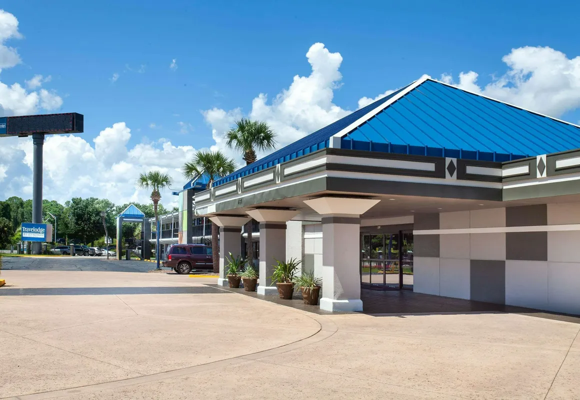 Travelodge by Wyndham Deltona hotel hero