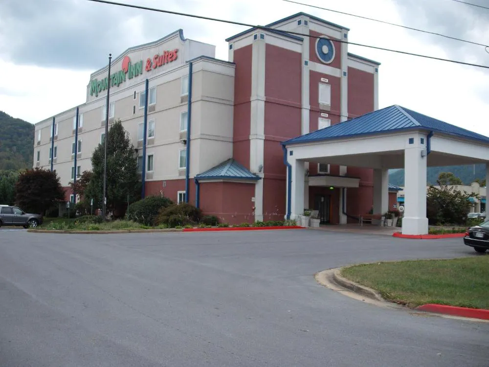 Mountain Inn & Suites hotel hero