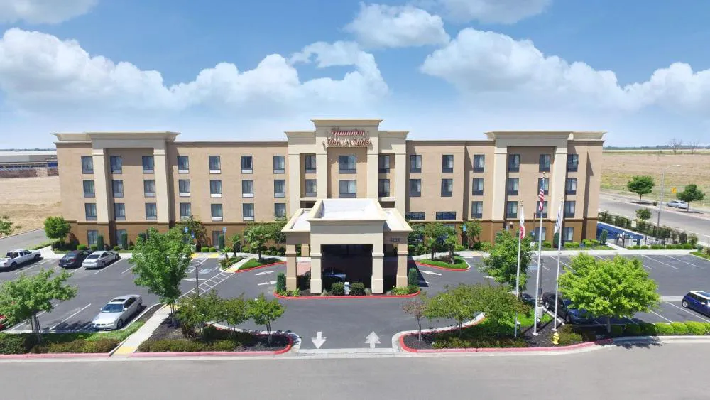 Hampton Inn And Suites Madera hotel hero