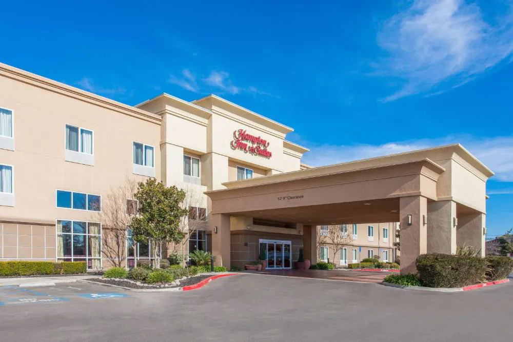 Hampton Inn & Suites Merced hotel hero