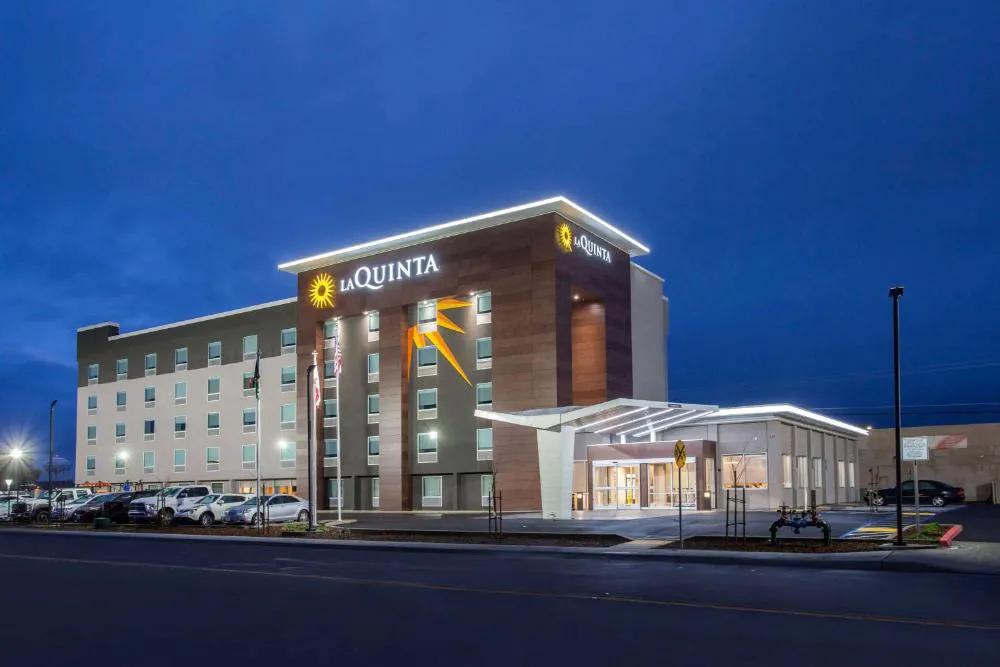 La Quinta Inn & Suites by Wyndham Madera hotel hero