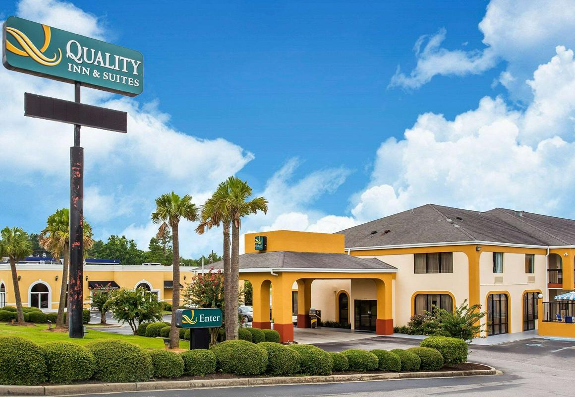 Quality Inn & Suites hotel hero