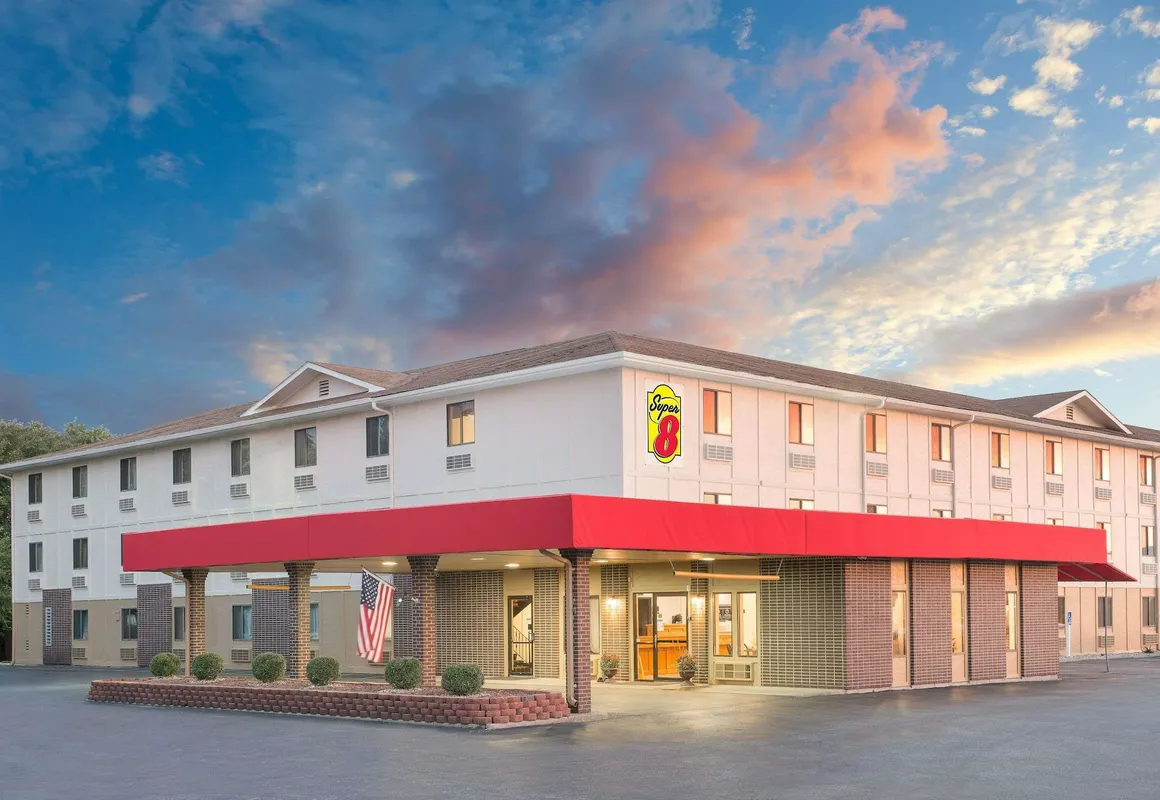 Super 8 by Wyndham Terre Haute hotel hero