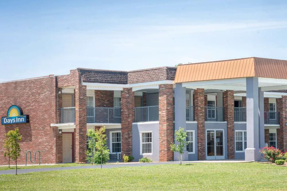 Days Inn by Wyndham Cave City hotel hero