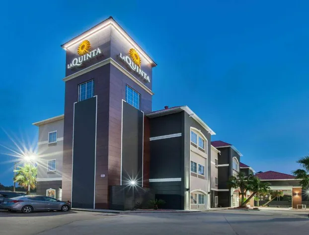 La Quinta Inn & Suites by Wyndham Houston New Caney hotel detail image 1