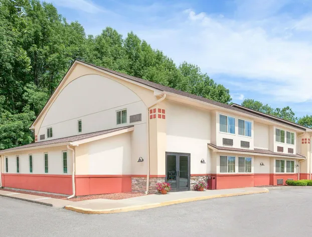 Super 8 by Wyndham Oneonta/Cooperstown hotel detail image 1