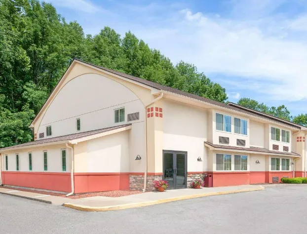 Super 8 by Wyndham Oneonta/Cooperstown hotel detail image 1