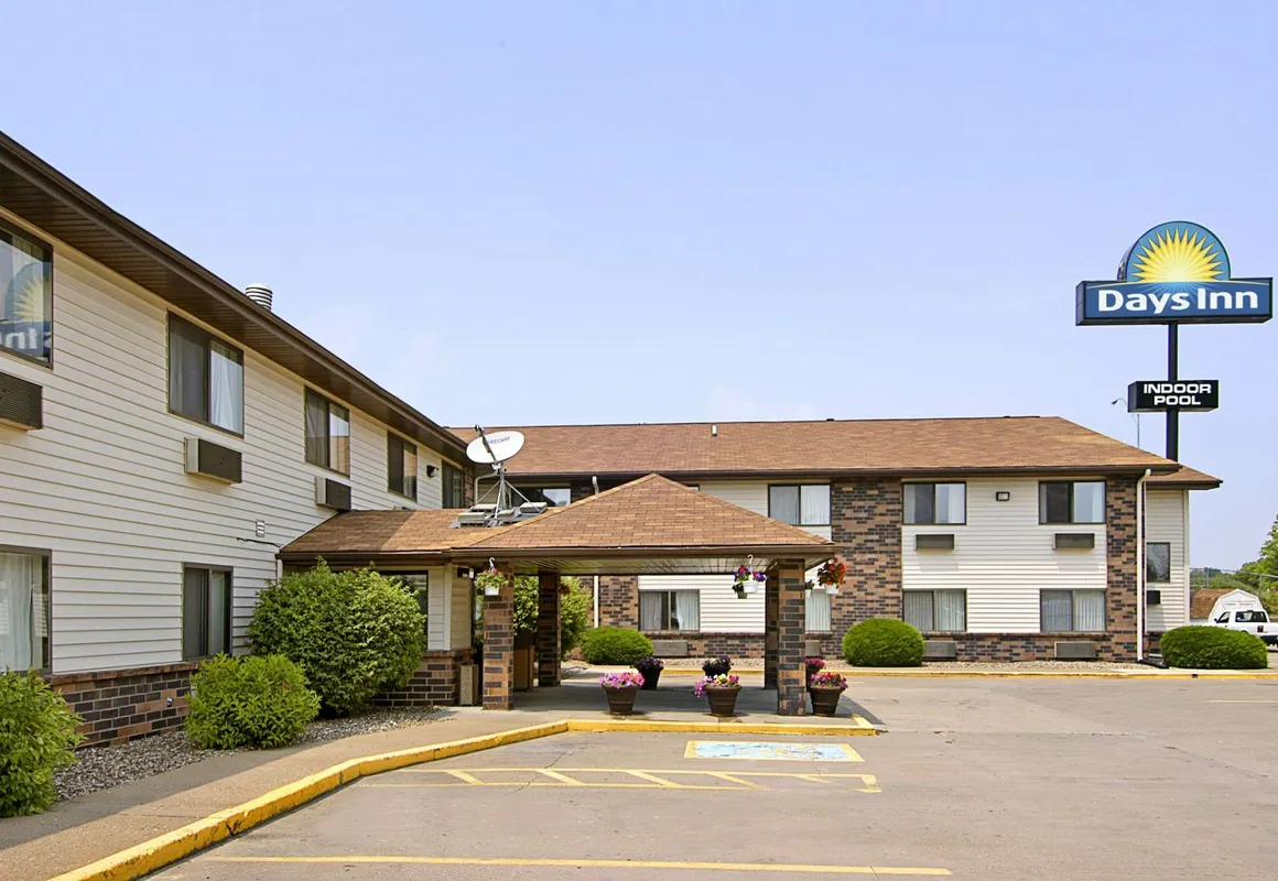 Days Inn & Suites by Wyndham Davenport East hotel hero