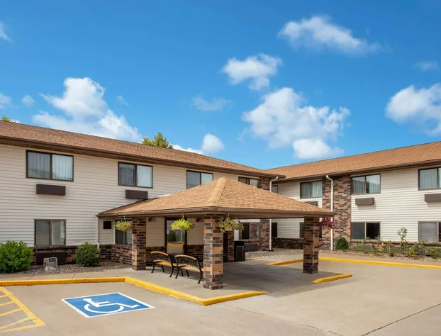 Days Inn & Suites by Wyndham Davenport East hotel detail image 1