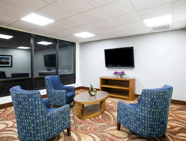 La Quinta Inn by Wyndham Davenport & Conference Center hotel detail image 2