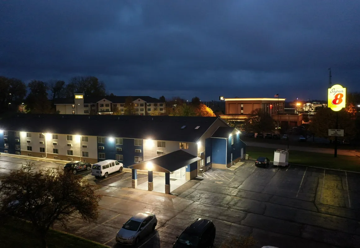 Super 8 by Wyndham Rockford I-90/Casino District hotel hero