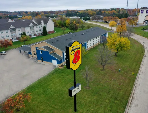 Super 8 by Wyndham Rockford I-90/Casino District hotel detail image 1