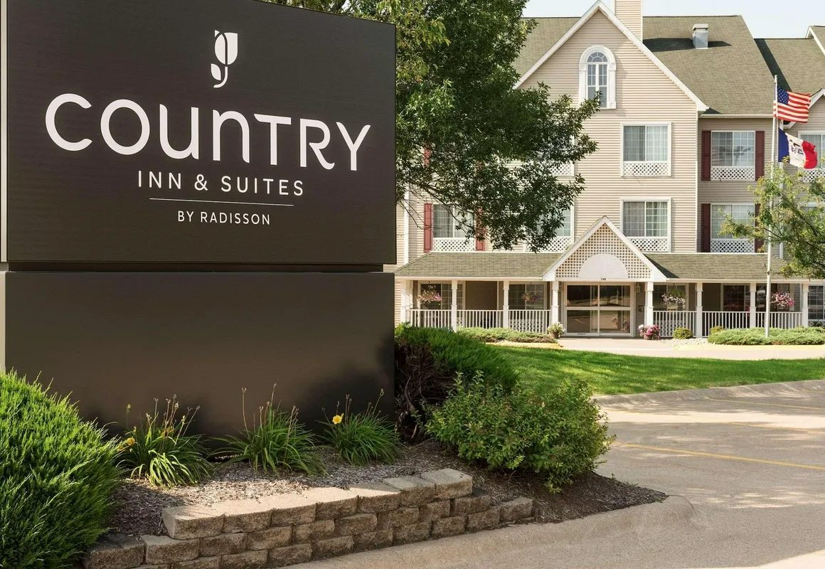 Country Inn & Suites by Radisson, Davenport - Quad Cities hotel hero