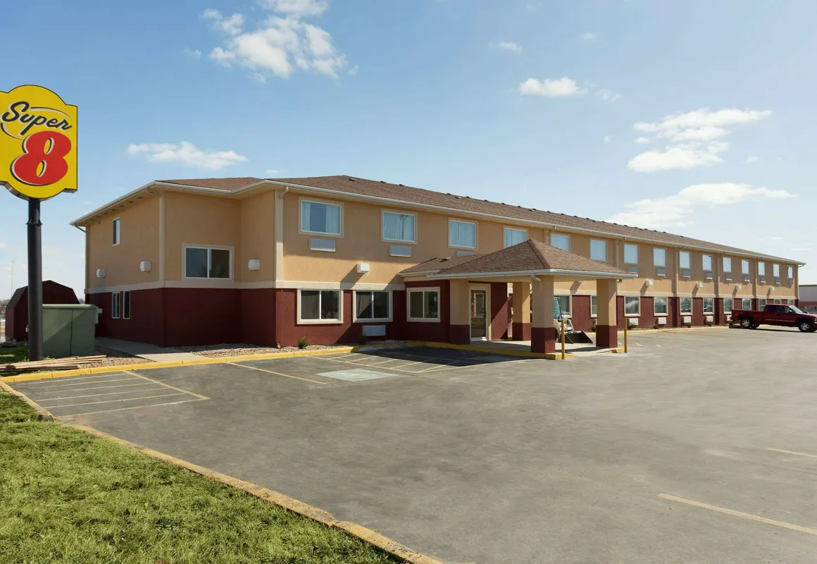 Super 8 by Wyndham Lees Summit hotel hero