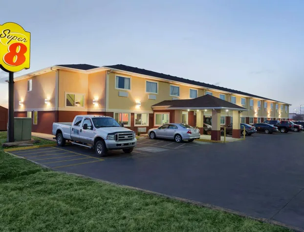 Super 8 by Wyndham Lees Summit hotel detail image 1