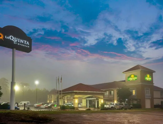 La Quinta Inn & Suites by Wyndham Conroe hotel detail image 2