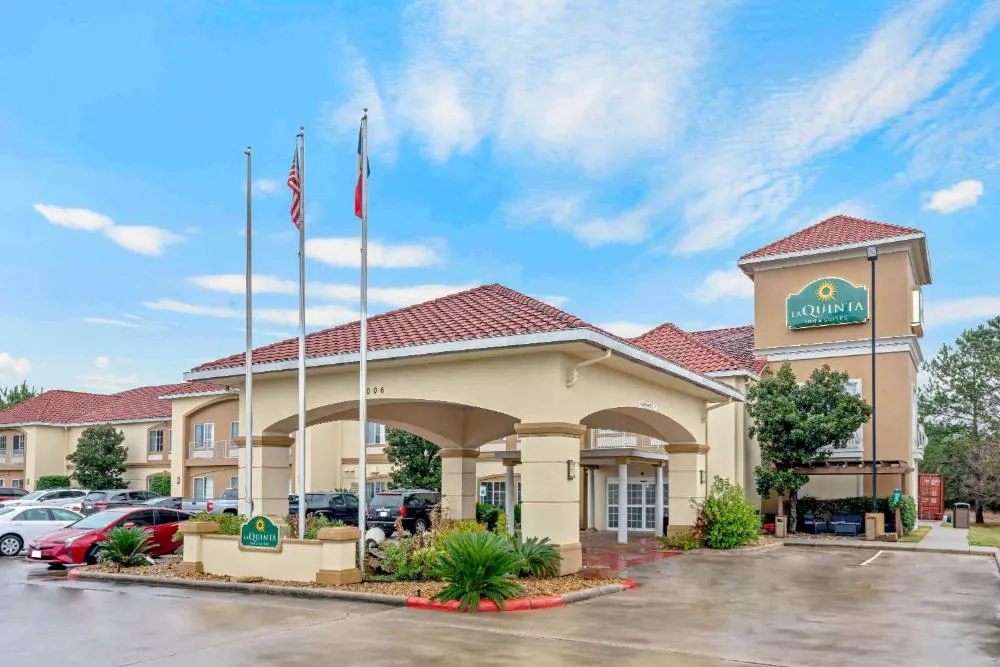 La Quinta Inn & Suites by Wyndham Conroe hotel hero