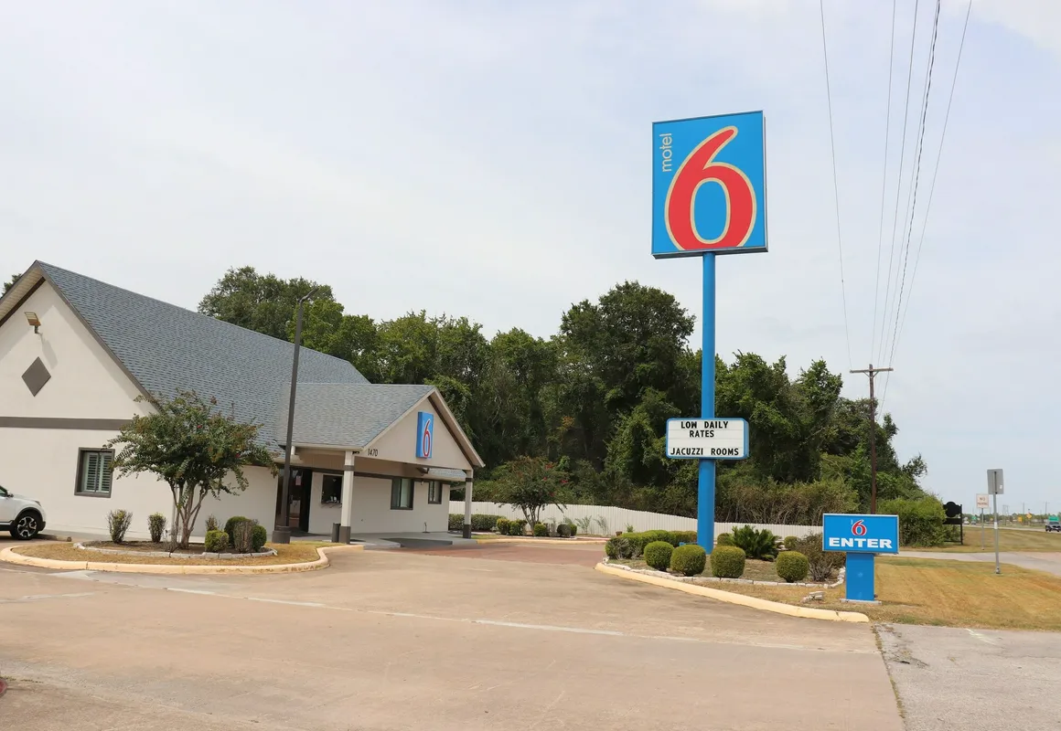 Motel 6 Alvin, TX hotel hero