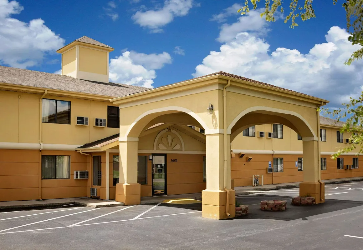 Super 8 by Wyndham Muncie/Ball St. College Area hotel hero