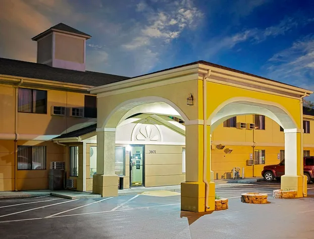 Super 8 by Wyndham Muncie/Ball St. College Area hotel detail image 1