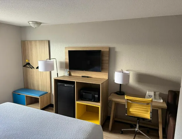 Days Inn by Wyndham Muncie -Ball State University hotel detail image 1
