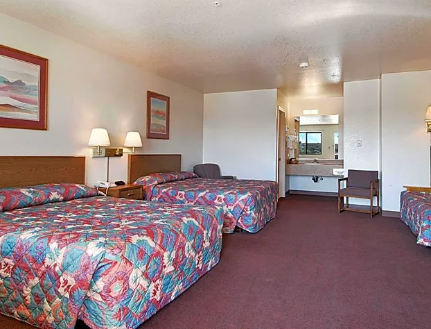 Super 8 by Wyndham Benson hotel detail image 3