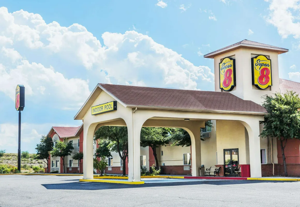Super 8 by Wyndham Willcox hotel hero