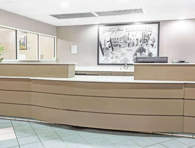 Super 8 by Wyndham Marianna I-10 hotel detail image 1