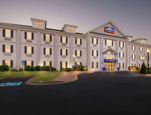 Howard Johnson by Wyndham Jackson hotel detail image 3